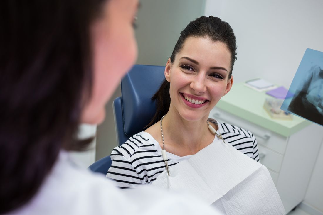 Paciente sorrindo durante a consulta