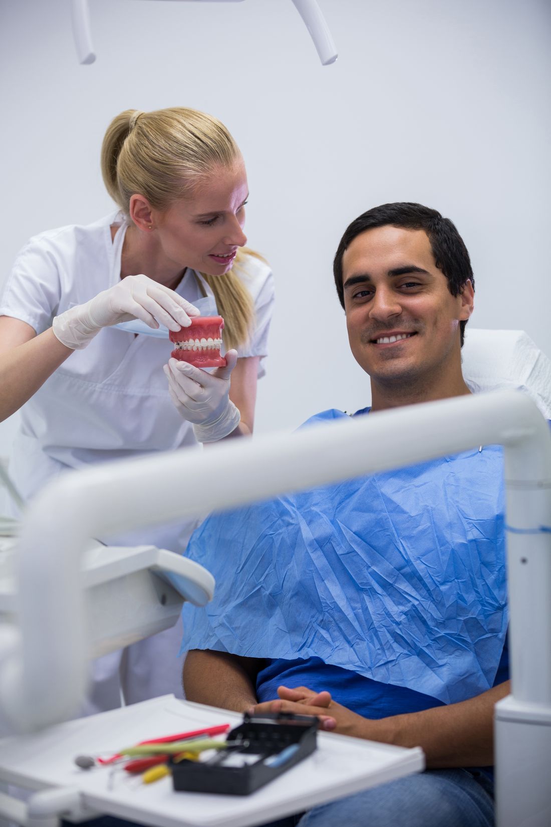 Modelo de prótese dentária apresentado à paciente
