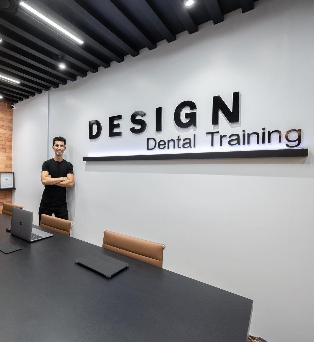 Dr. Felipe Giani na sala do Design Dental Training
