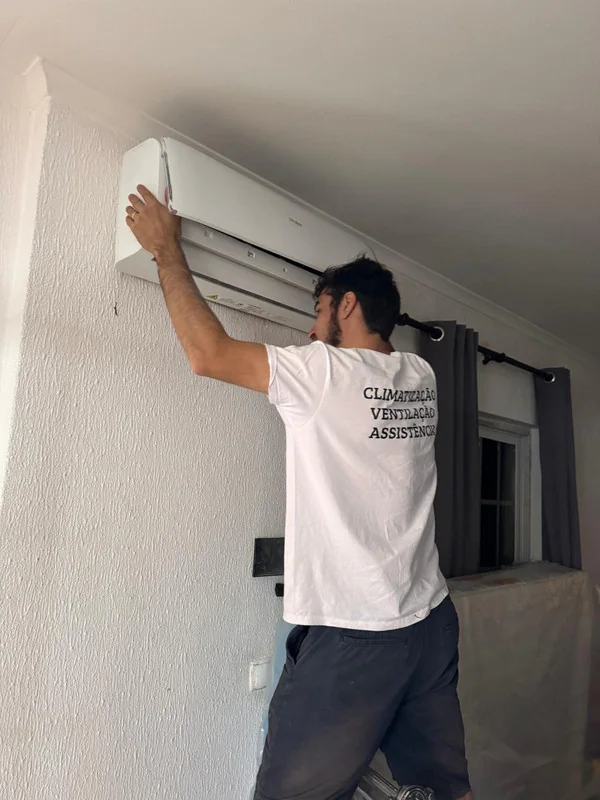 Técnico da Inova a instalar unidade interior de ar condicionado