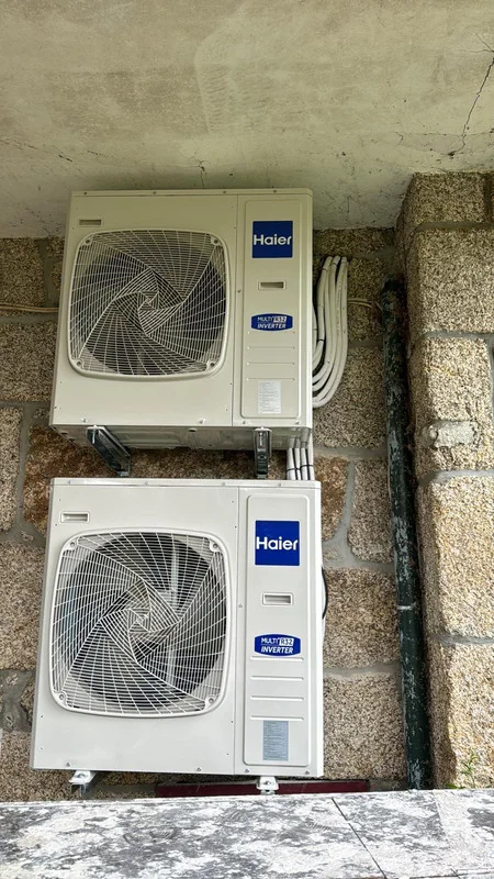 Duas unidades exteriores Haier multi inverter montadas em parede
